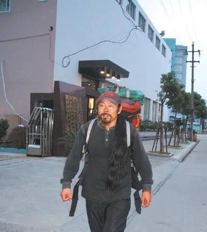 雷殿生徒步10年传奇：穿烂52双鞋，历19次抢劫，毅力惊人！